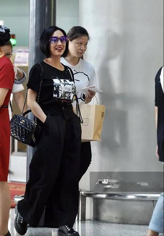 女儿|朱茵接女儿，穿的很接地气没有星味，跟个普通妈妈的搭配差不多！