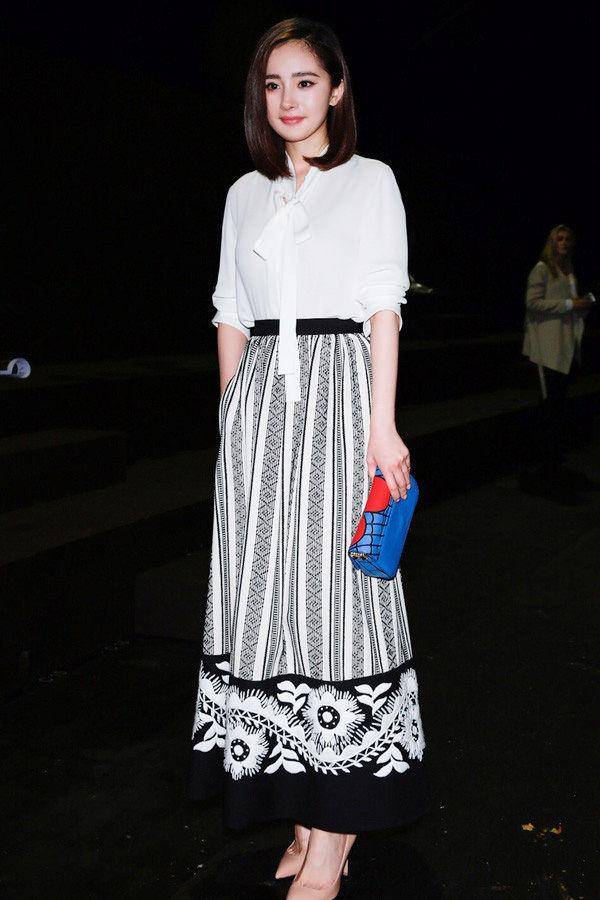 显得|衬衫更加多样化，大家要根据自己的身材来挑选适合自己的衣服，不要盲从