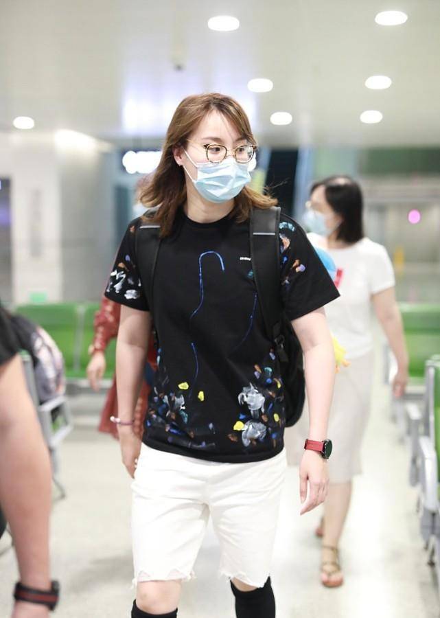 黑色|傅园慧真的是长大了，卷发造型看着太美了，少女感十足