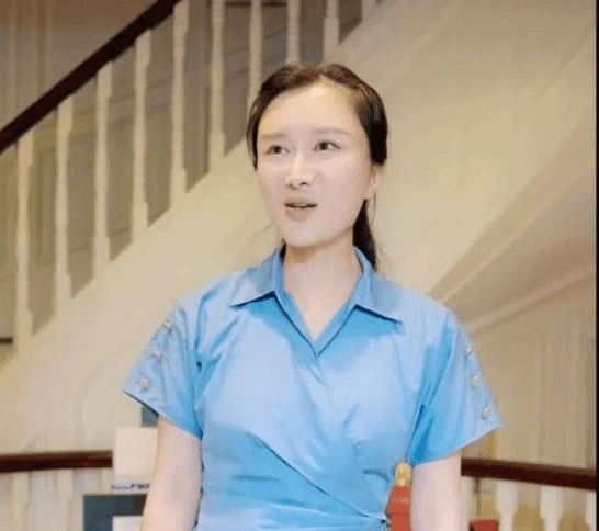 状态|张纪中娇妻素颜出镜大大方方，面容苍白憔悴，肚腩凸出似老妇人！