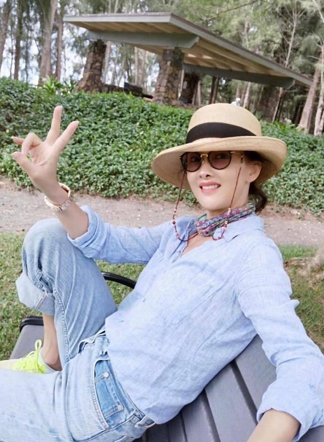 服装|牛莉还是增增肥吧，看着太瘦了，好在穿蛋糕裙能显嫩不少