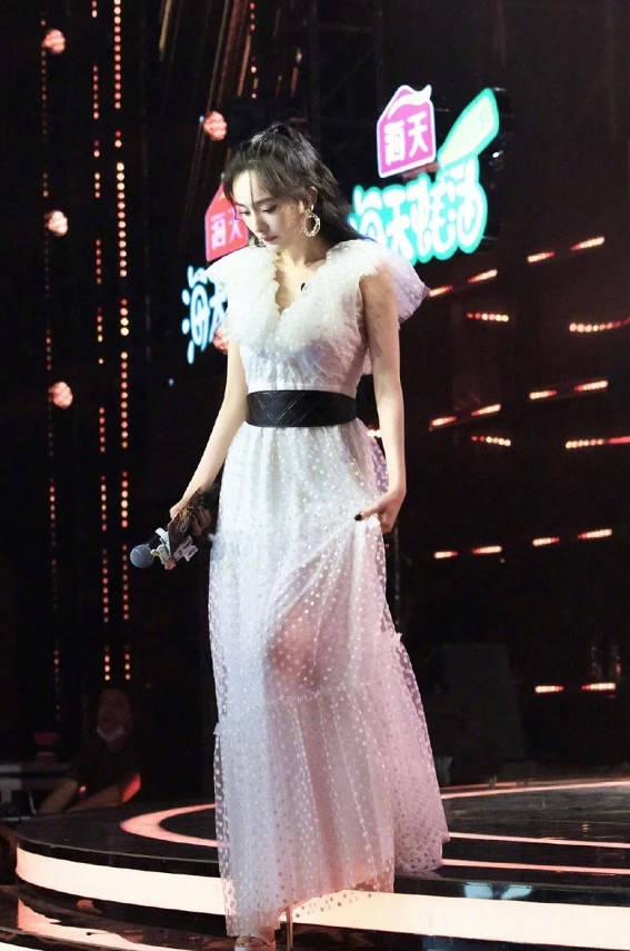 赵丽颖|有种“冤家”叫赵丽颖杨幂，机场撞造型，金鹰奖还撞票数