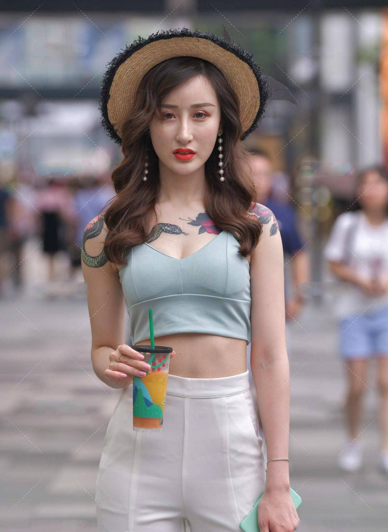 高跟鞋|美丽的背部配白色喇叭阔腿裤,配高跟鞋提升气场,温柔甜美