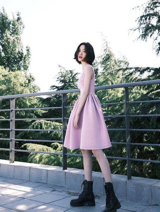 黑色|被唐艺昕“甜”到了,粉色连衣裙温柔俏皮,搭配马丁靴显“叛逆”