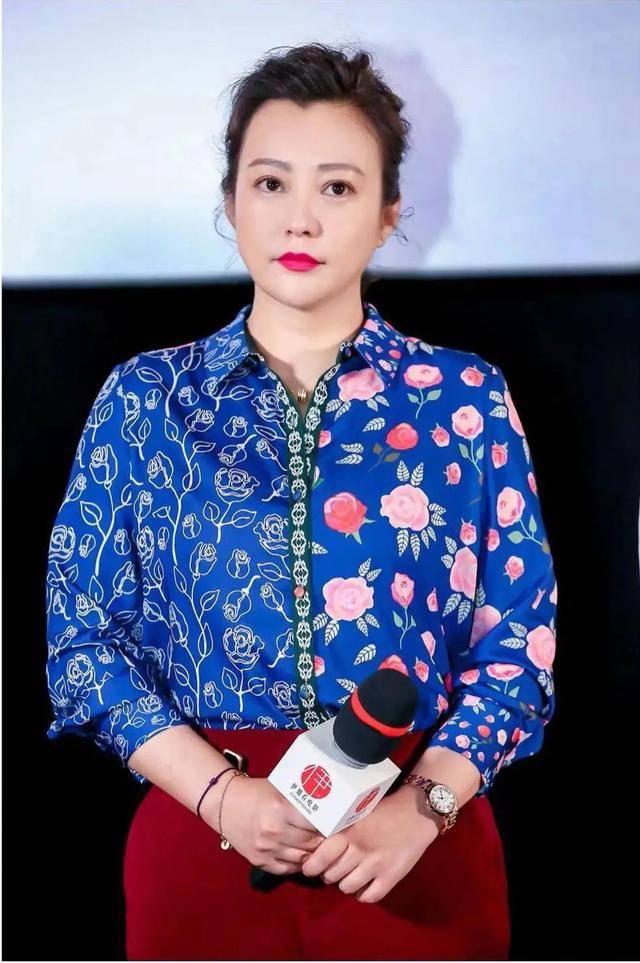 郝蕾|“微胖界”代表的郝蕾，拼色印花衬穿出阔太味，肉感身材真显年轻