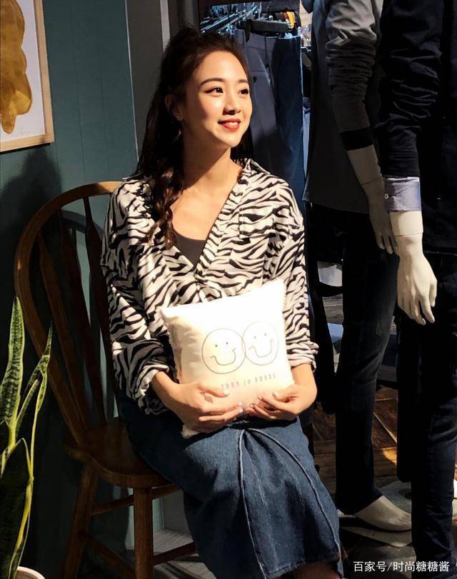 马尾|鬼鬼吴映洁开工就美翻！衬衫搭牛仔变元气少女，31岁娃娃脸像16岁