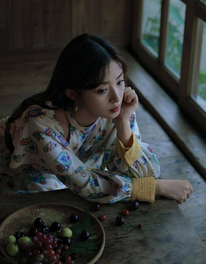 田园|张含韵气质开了挂，穿印花连衣裙配白色蕾丝袜，甜美得像小公主