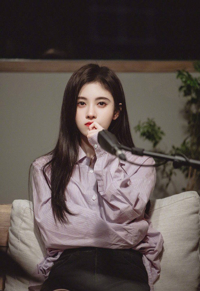 鞠婧祎|鞠婧祎太萌了，穿紫卫衣把帽子戴上像洋娃娃一样可爱