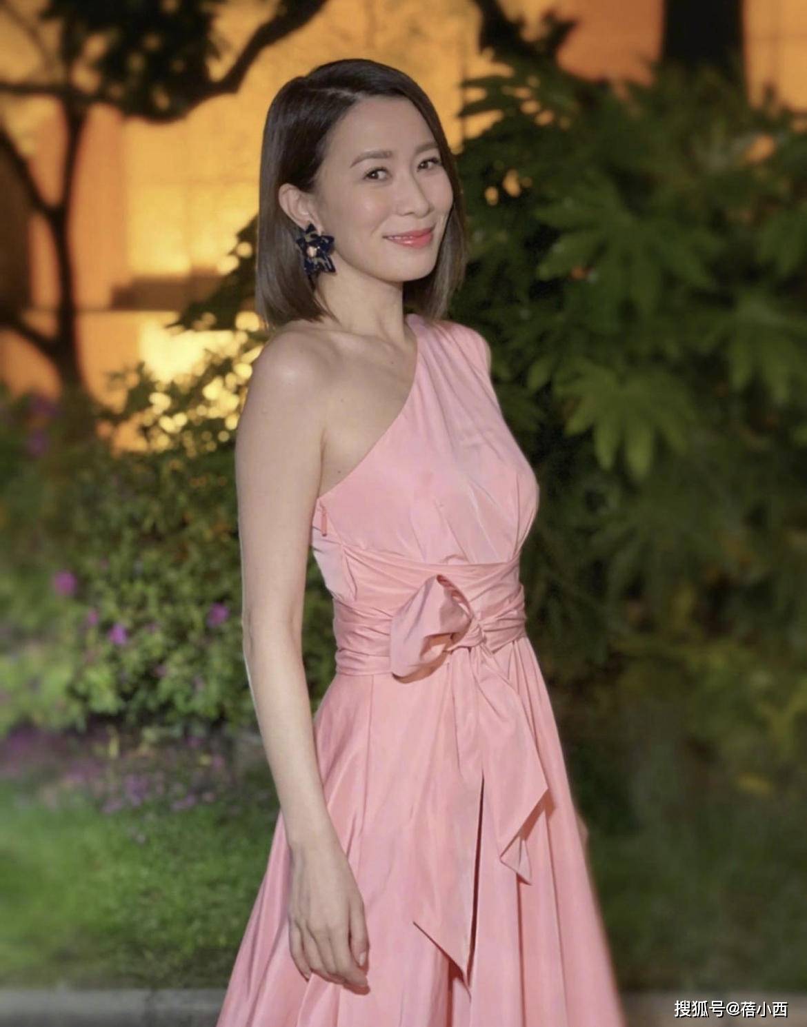 设计|46岁佘诗曼比26岁时更显嫩，穿露肩上衣配短裤，中年女性真该学学