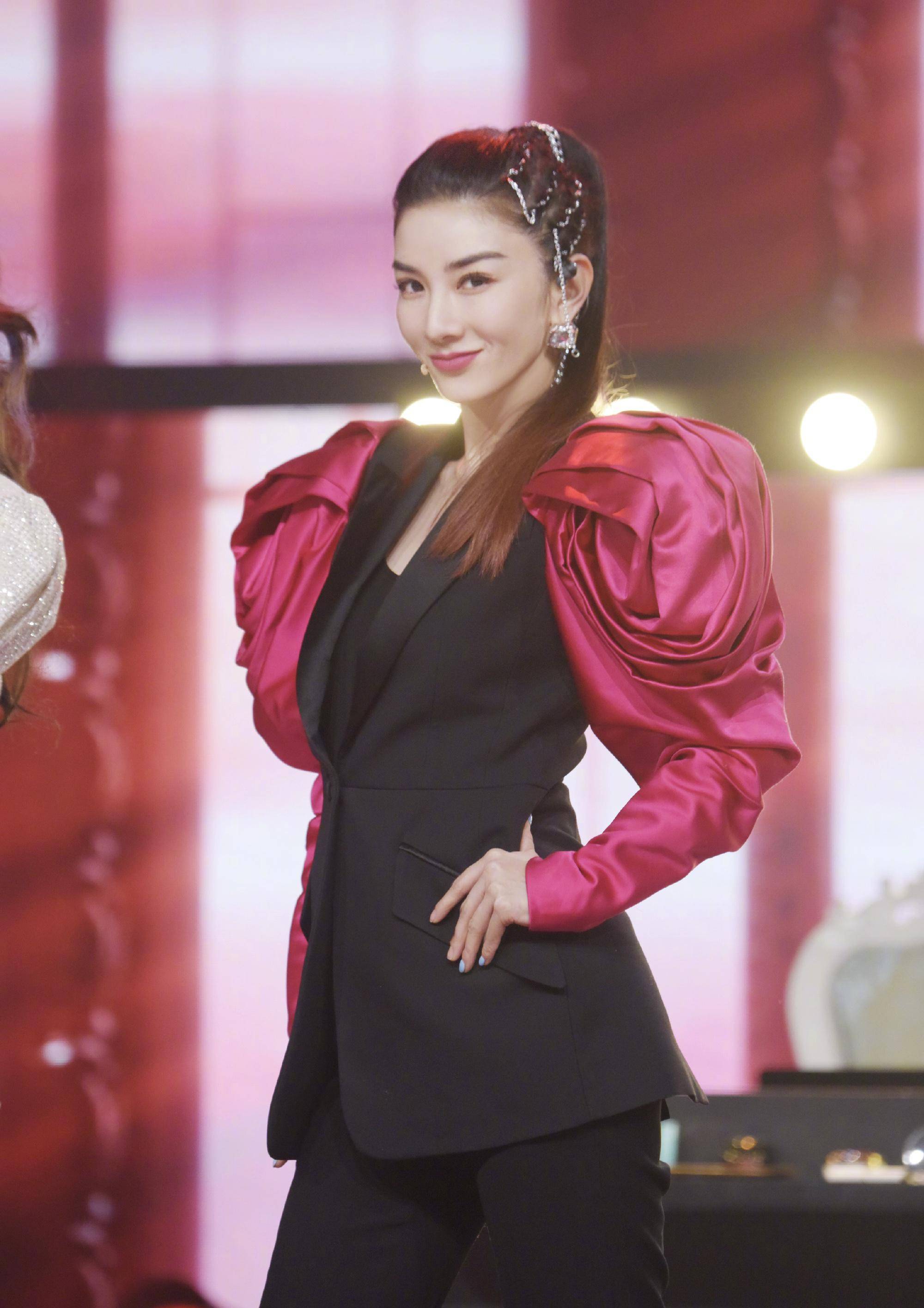 黄奕|黄奕胳膊藏肉有妙招，羊腿袖倍显胳膊纤细，丸子头减龄甜美