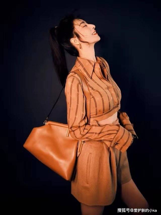 西装|薇娅的时尚感一点不输女明星，穿衬衫配高腰裤，高级精致有国际范