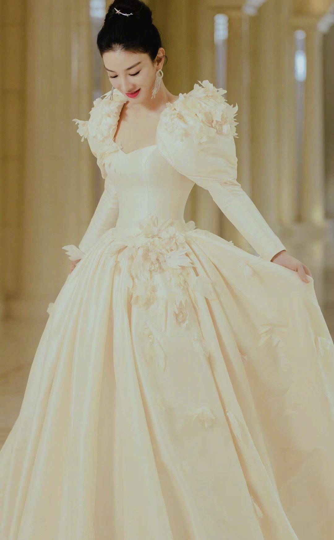 黄奕|黄奕胳膊藏肉有妙招，羊腿袖倍显胳膊纤细，丸子头减龄甜美