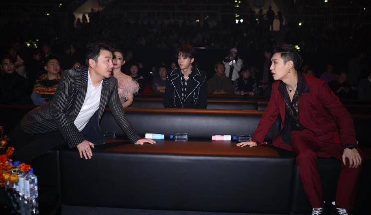 娃娃脸|微博之夜郑爽迪丽热巴同框比美,刘亦菲显脸大输给赵丽颖娃娃脸?