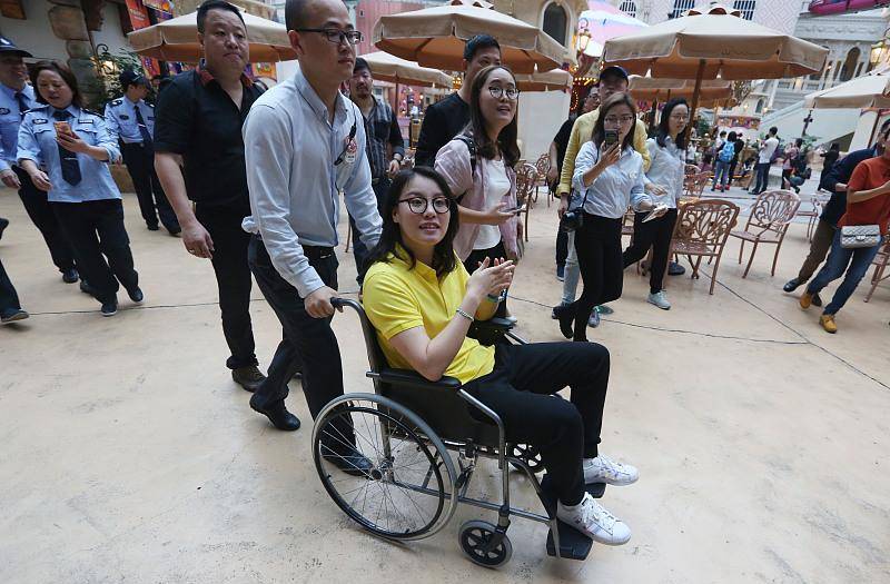 黑色|傅园慧真的是长大了，卷发造型看着太美了，少女感十足
