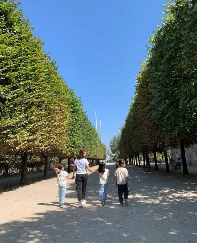 黑色|黎姿带娃逛街，自己拎10万包浑身名牌，3个女儿衣服反复穿真节俭