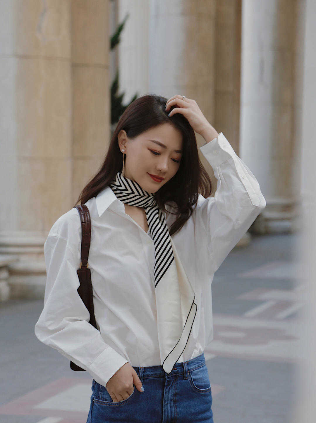 大气|经典大气的初秋穿搭示范，衬衫搭配牛仔裤干练简约，洒脱时髦