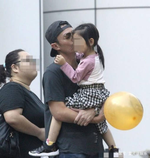 卫衣|霍建华溜娃！小海豚继承林心如好衣品，卫衣配阔腿裤变时尚小达人