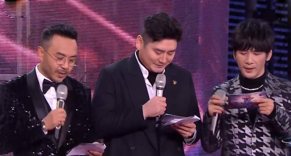 热泪|开场就抢汪涵词，唱歌洒热泪，收礼风波后“控场王”何炅状态崩了