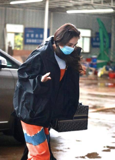 马尾|气质美貌是掩盖不住的！杨颖最近上班私服超减龄，扎双马尾太少女