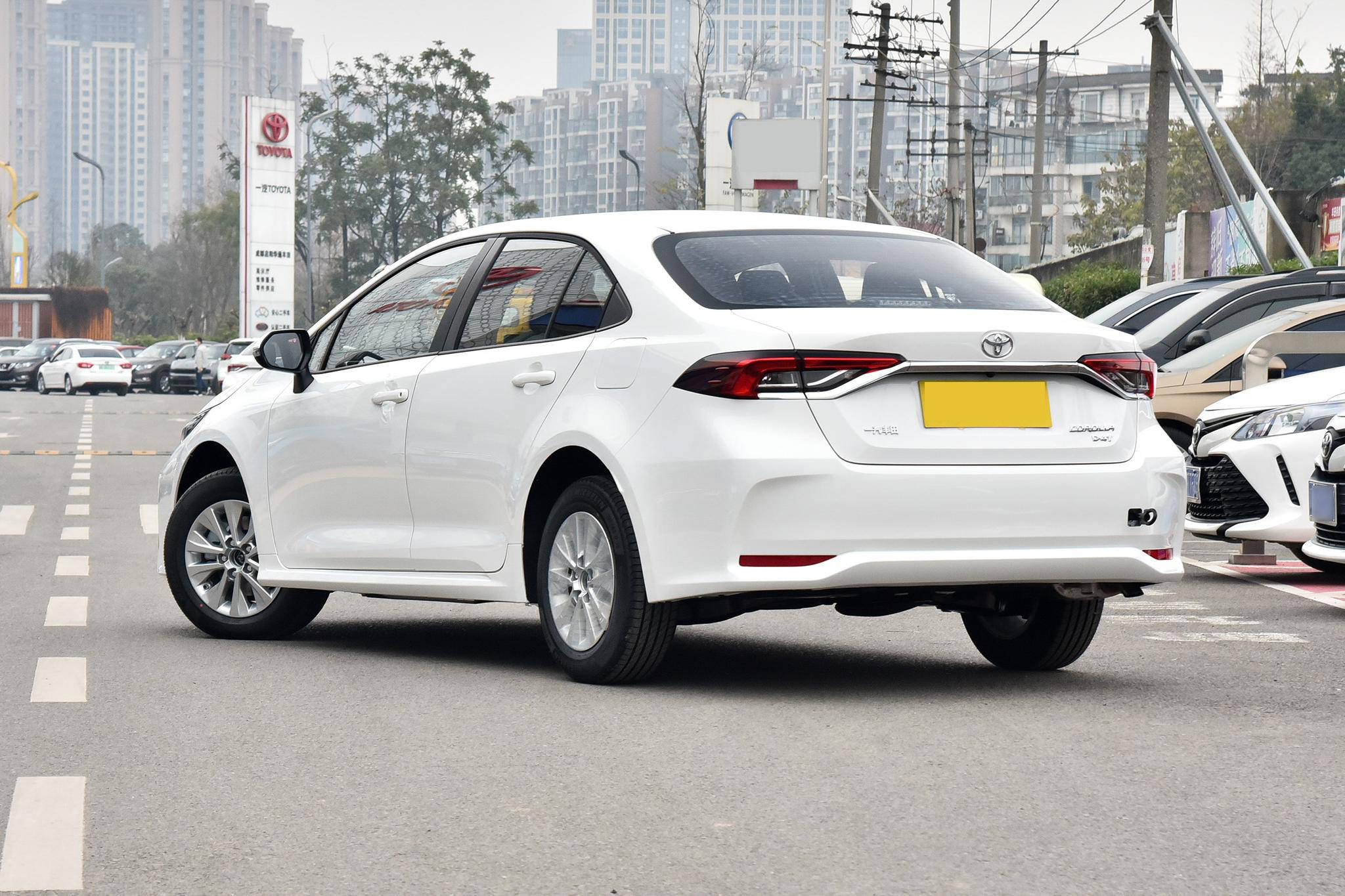 售价1228万动力够用经济省油实拍2021款卡罗拉