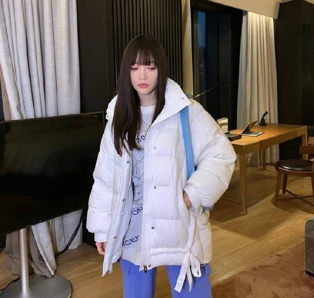 身材|孟佳机场街拍真飒，短款棉服配紧身裤，“女团身材”抢镜