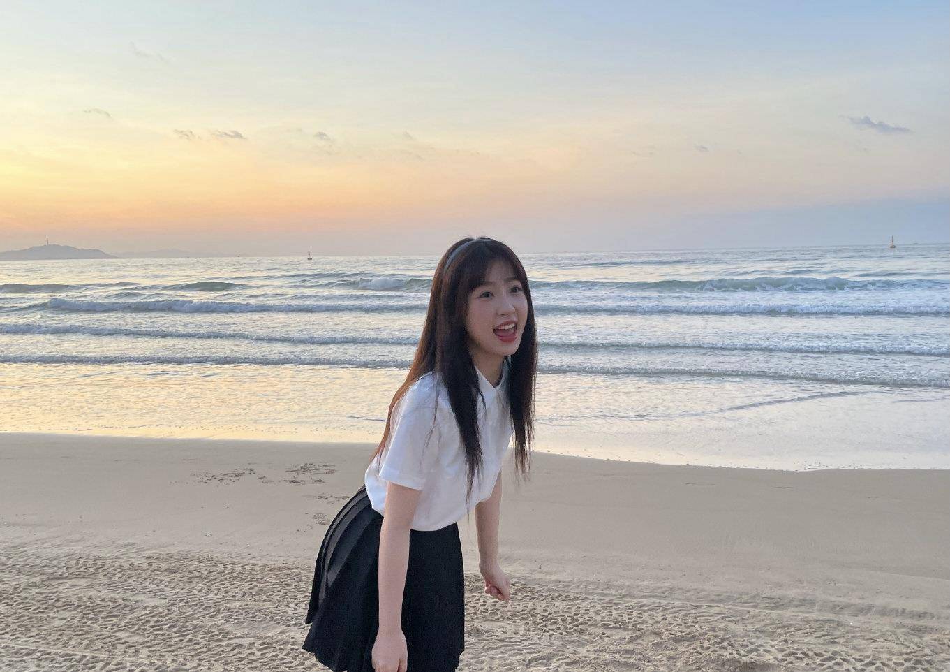 短裙|虞书欣林小宅海边看日出，穿JK短裙甜美十足，网友：都是漂亮姐姐