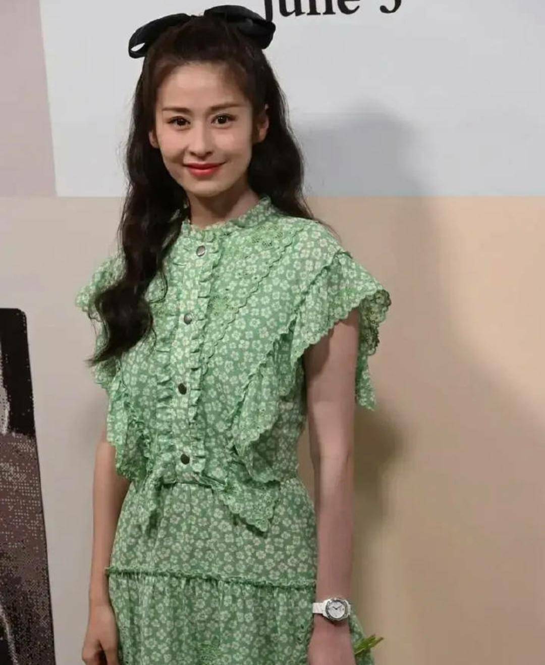 设计|颖儿哪像孩子妈，碎花绿裙和蝴蝶发箍元气又甜美，比少女还少女