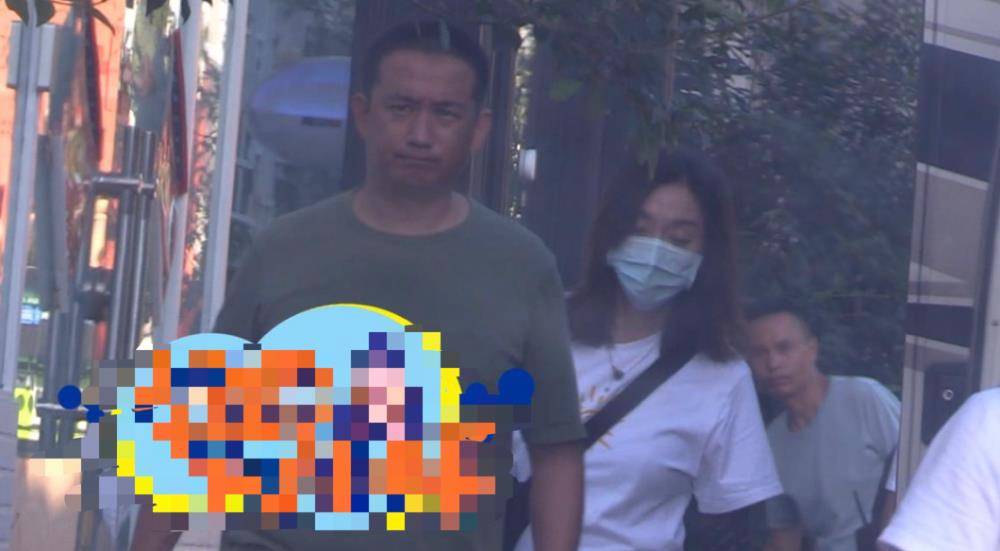 眉头|黄磊报警后首现身拍戏，寸头造型发福明显，眉头紧皱疑受造谣影响