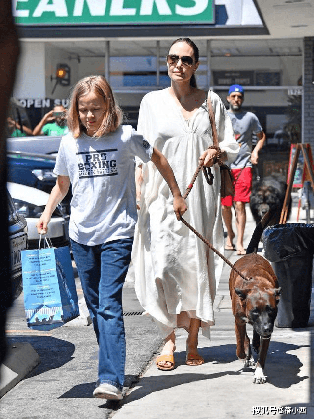 身材|安吉丽娜·朱莉与亲生女儿逛街,穿白色连衣裙配拖鞋,高级又优雅