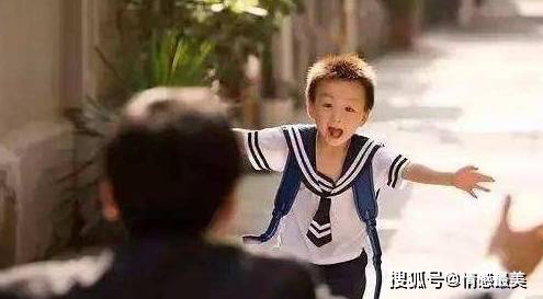 家长|接孩子放学回家时，多数父母可能问这些问题，怪不得娃不愿上学