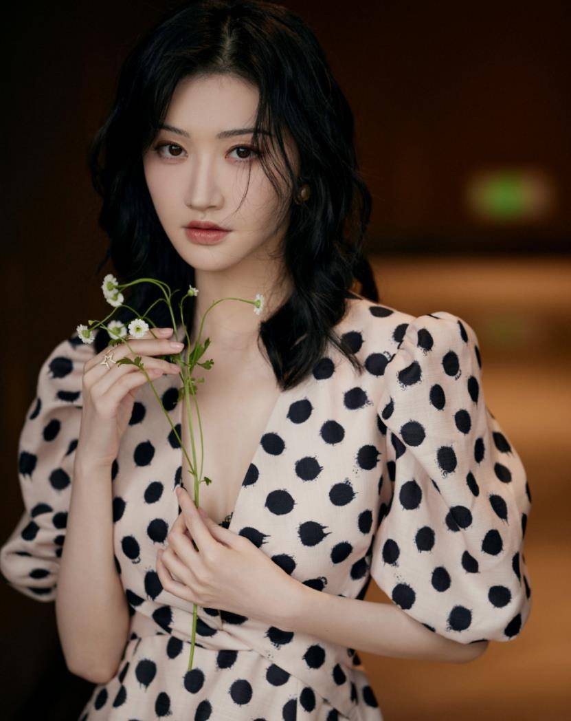 设计|难怪都说有气质的女人衣品不会太差!景甜这样穿搭,想难看都难