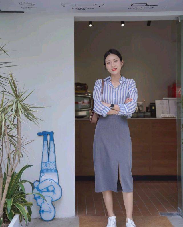 条纹|成熟女人的早秋穿搭如何搭配？可以选择简约款，呈现出优雅大方