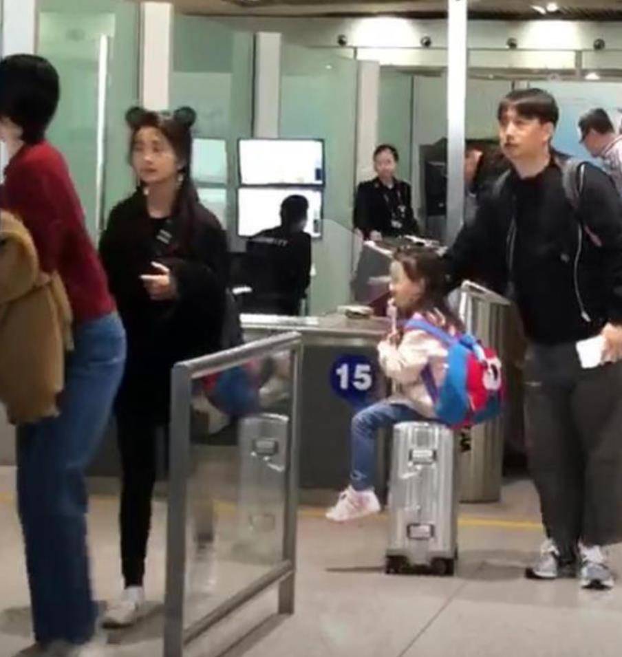 眉头|黄磊报警后首现身拍戏，寸头造型发福明显，眉头紧皱疑受造谣影响