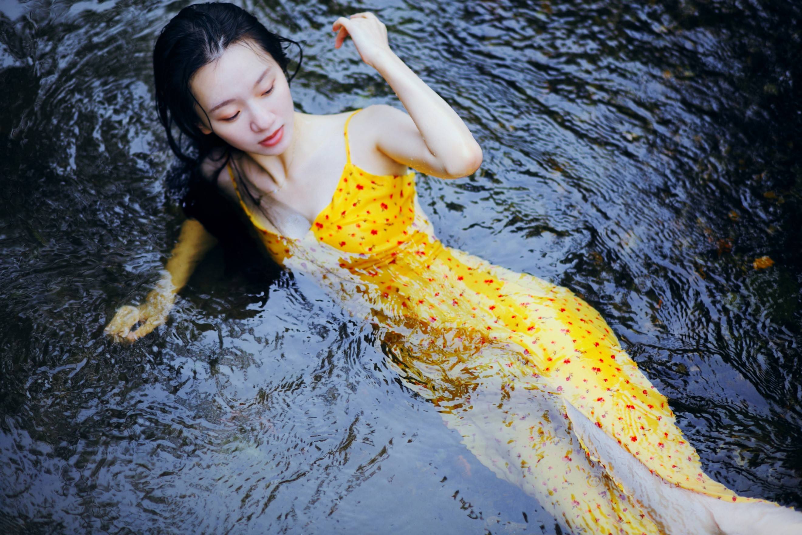 电影|水面微波浮光初现 欧畅小美人鱼写真释出