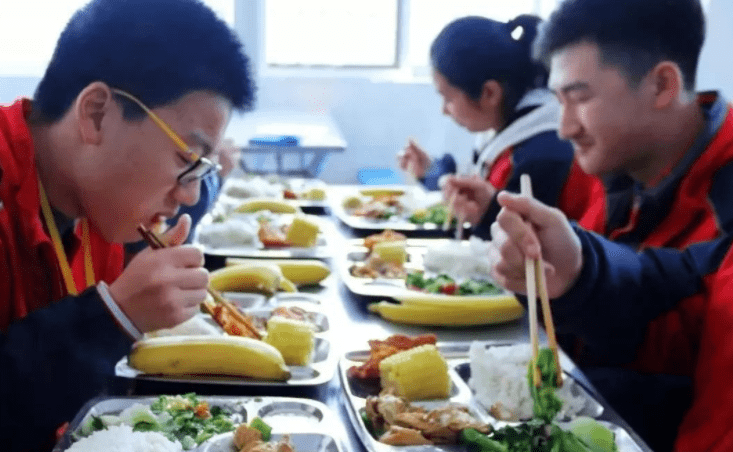 因为|中小学迎来“坏消息”，孩子的“快乐”或将消散，家长却乐开花