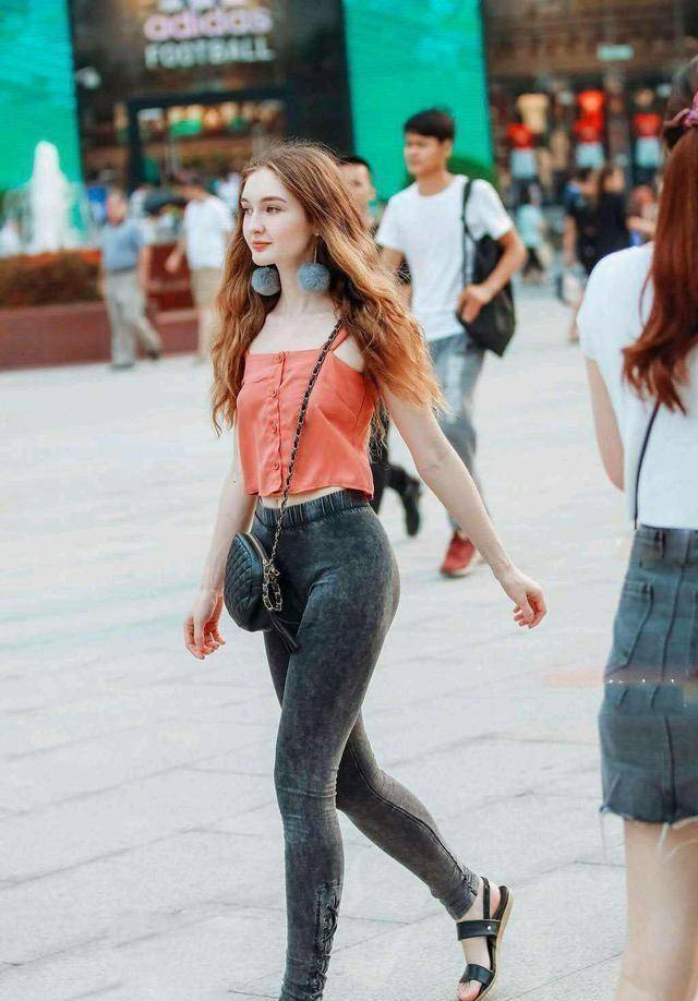 女生穿的小吊带能配什么裤子 cd42da6c15f24499a584d9ccd8e3afda.jpeg