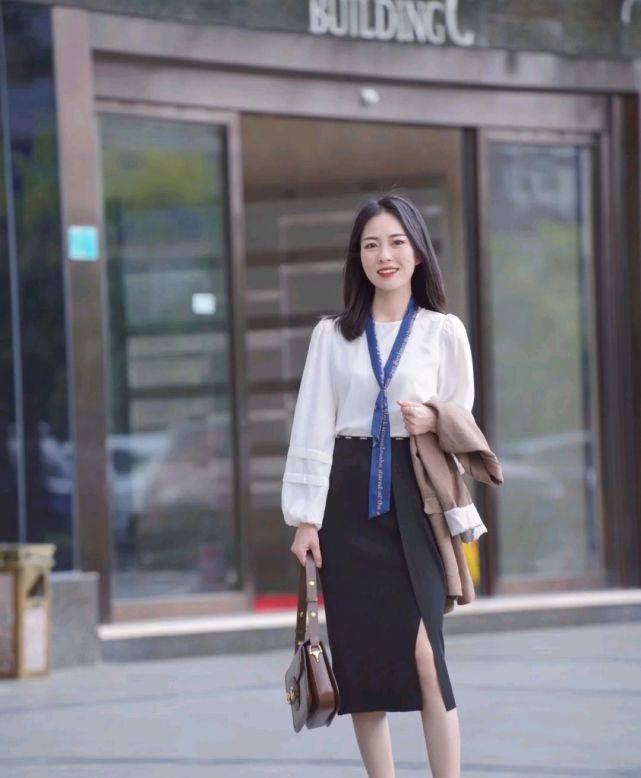 条纹|成熟女人的早秋穿搭如何搭配？可以选择简约款，呈现出优雅大方