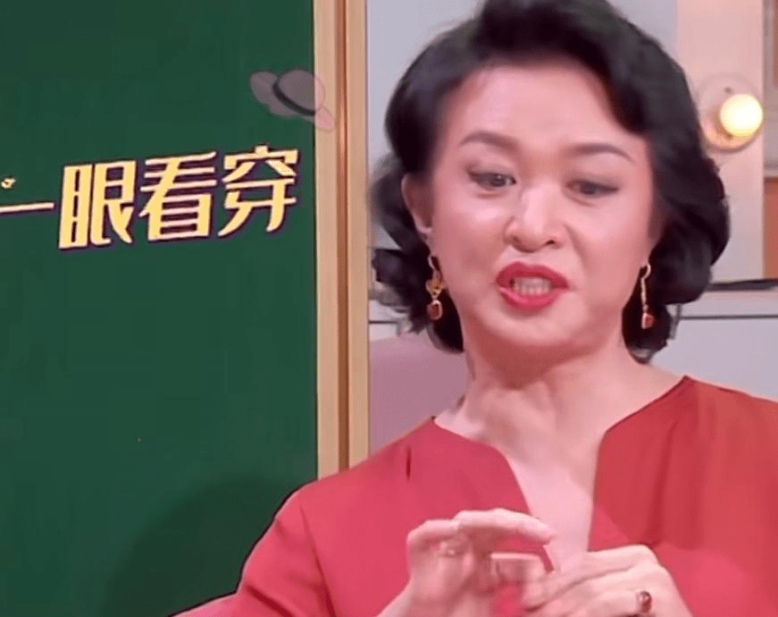 沧桑|金星老了更装，明明青筋凸起像个男人，偏要烫卷发穿漂亮裙子！