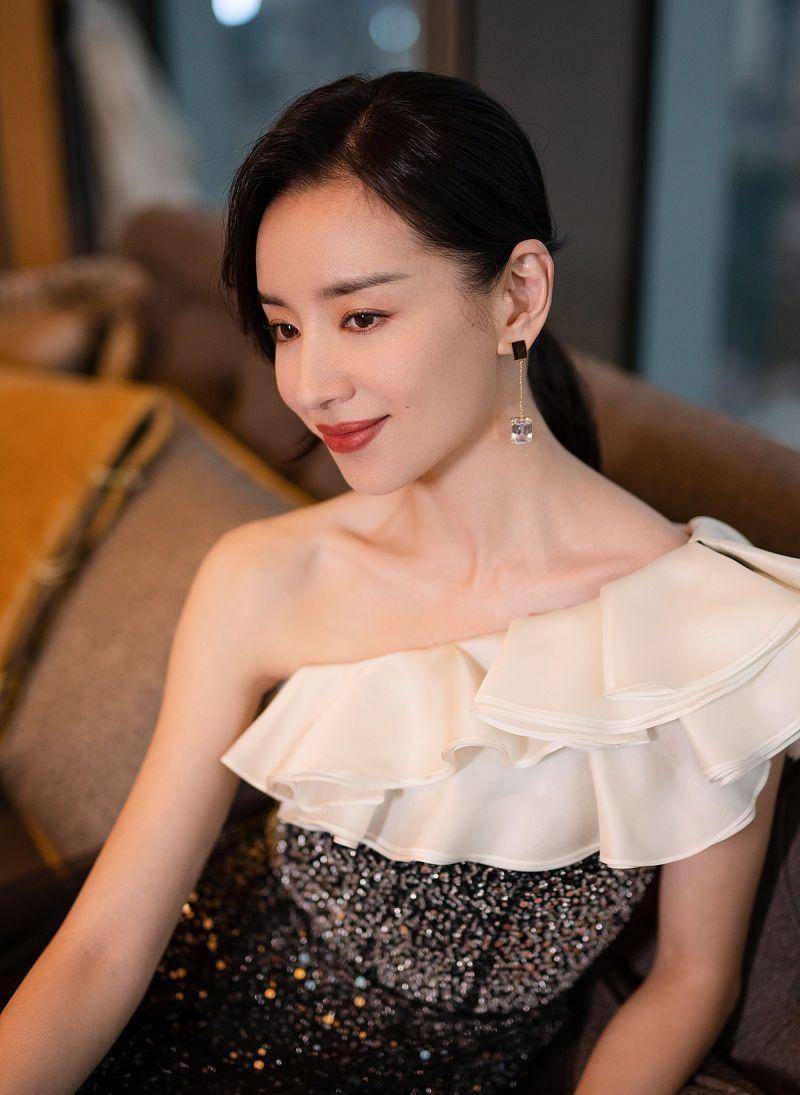 裙子|董洁太会装嫩了，就算穿黑白色的裙子，也能搭配出甜美的少女感