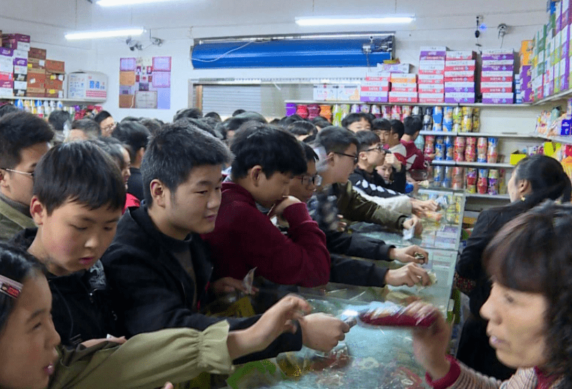 因为|中小学迎来“坏消息”，孩子的“快乐”或将消散，家长却乐开花