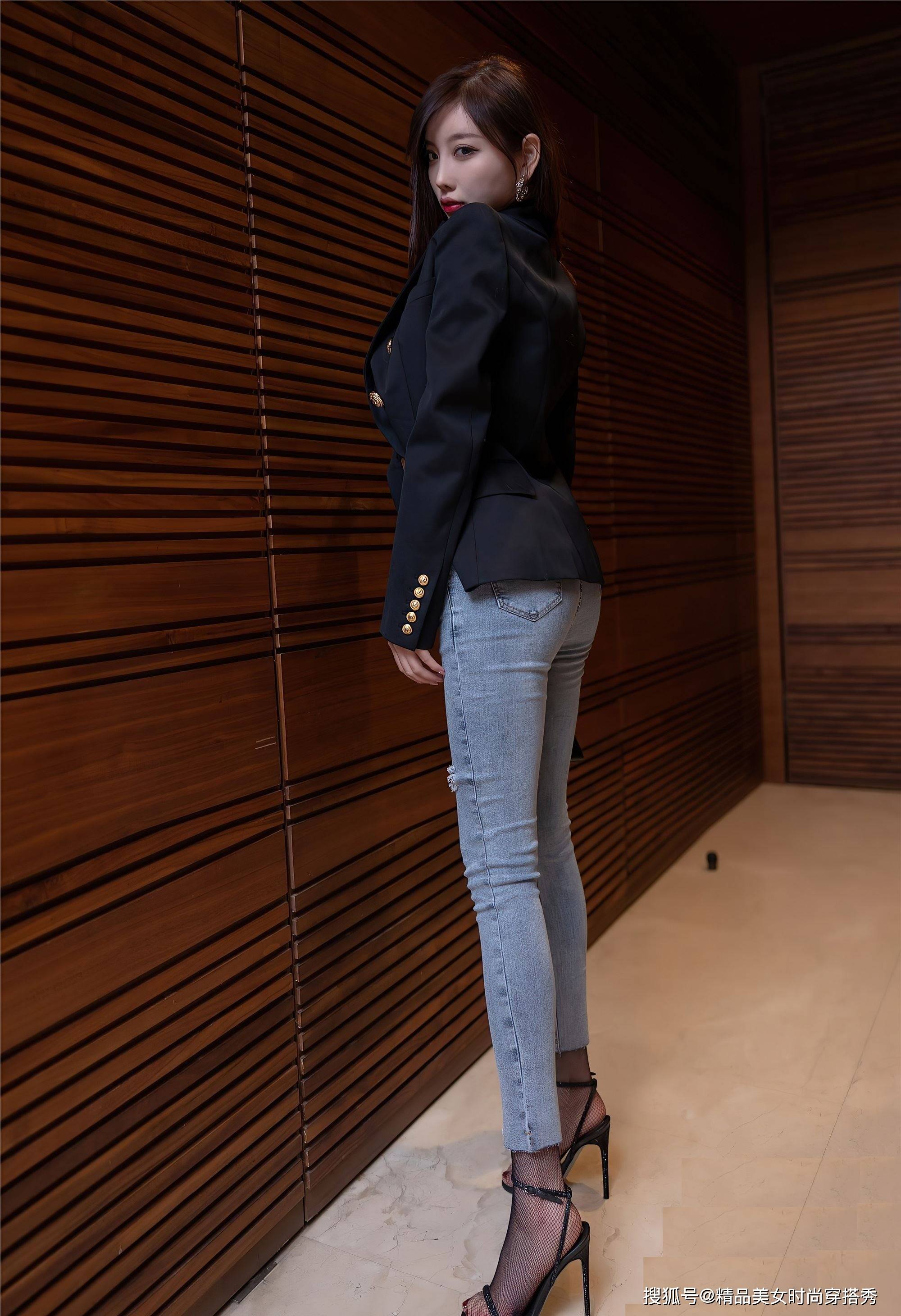 黑色|黑色的搭配沉稳却不失迷人的品味,黑色的紧身上衣精致有型