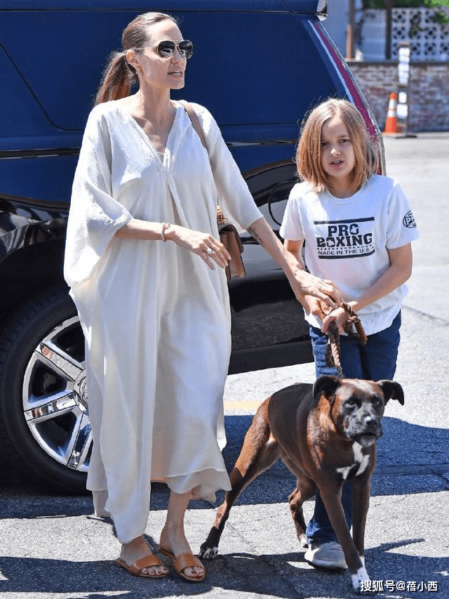 身材|安吉丽娜·朱莉与亲生女儿逛街,穿白色连衣裙配拖鞋,高级又优雅