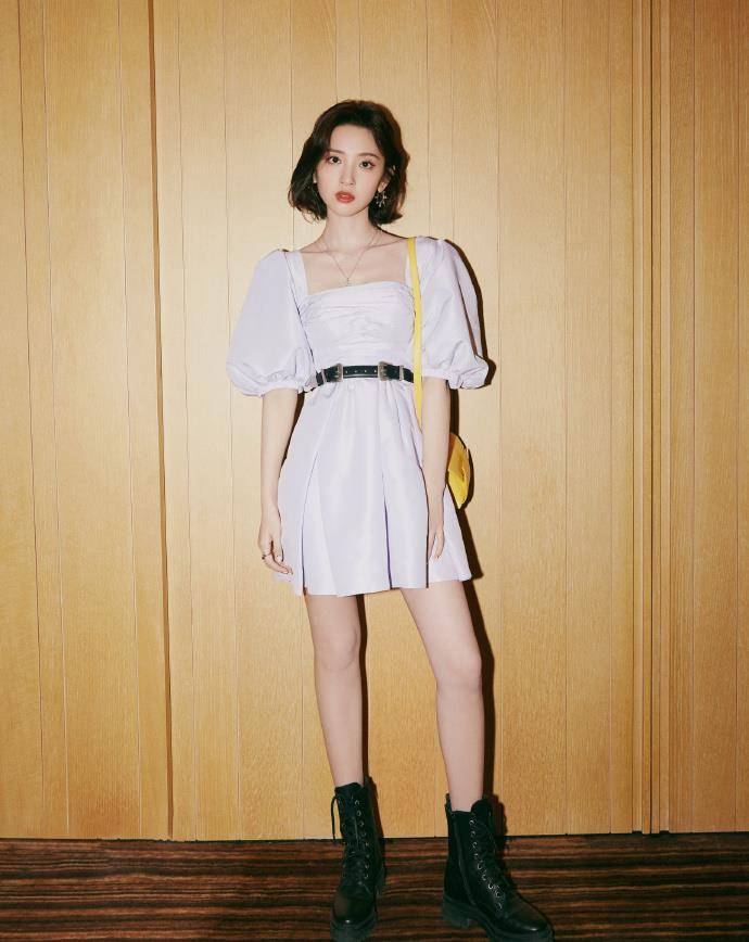 黑色|被唐艺昕“甜”到了,粉色连衣裙温柔俏皮,搭配马丁靴显“叛逆”