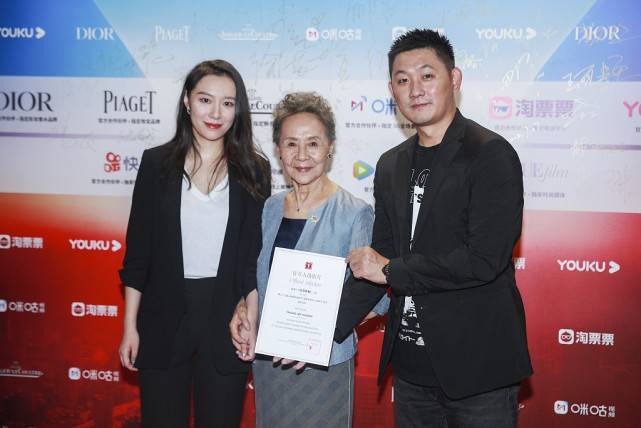 面料|刘诗诗“奶奶”才叫美韵犹存，83岁穿得华丽大气，优雅是装不出的