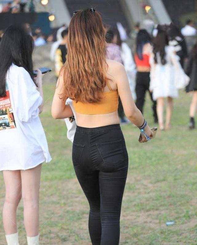 闪现|打底裤的裙摆摇曳，能够兼顾甜美美观与凉爽舒适，时尚有型