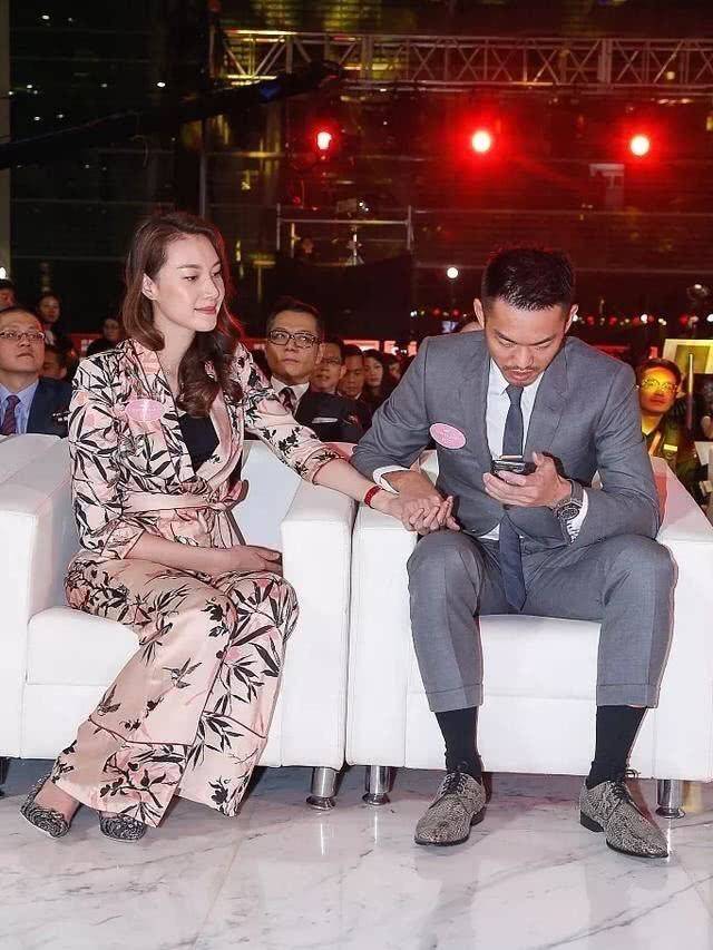 西装|林丹带老婆现身，穿格纹西装帅气如男模，谢杏芳穿一身红裙好登对