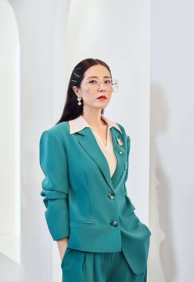 身材|被45岁曾黎惊艳到了！一袭金色束腰裙优雅知性，肤白腿长甜美了