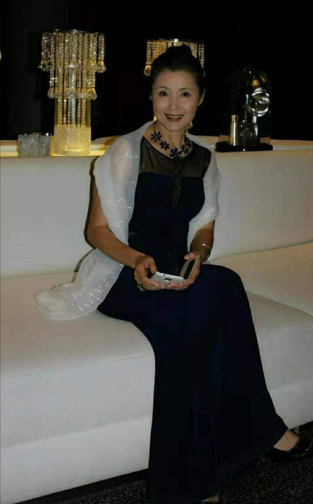 视觉|66岁姜黎黎也爱花裙子，配背心扎丸子头好优雅，不扮嫩如邻家奶奶