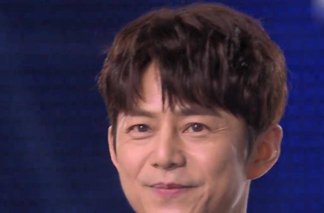 热泪|开场就抢汪涵词，唱歌洒热泪，收礼风波后“控场王”何炅状态崩了