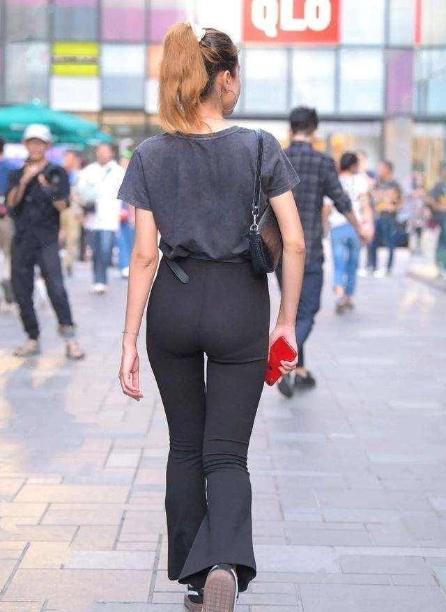 显得|黑色厚底休闲鞋搭配黑色牛仔打底裤,黑色耐看,养眼的搭配